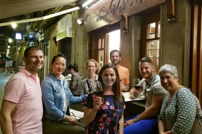 Entdecke san sebastians altstadt bei einer pintxos-tour mit einheimischen, exklusivem barzugang, rioja-wein und dessert. kleine gruppen, flexibles menü, familienfreundlich.