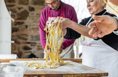 Erlebe in montepulciano einen pasta- und tiramisu-kochkurs bei einer einheimischen. inklusive wein, aperitivo und allen zutaten.