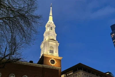 Scopri beacon hill a boston con un tour true crime di 2 ore, ascolta storie vere da una guida esperta e passeggia tra vicoli storici pieni di dettagli unici.