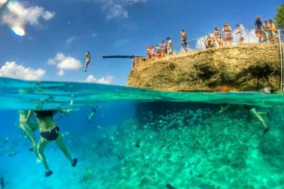 Disfruta la brisa caribeña en san andrés con un paseo en tren blanco guiado, paradas para nadar, música y un refrescante coco loco. incluye hasta 6 puntos destacados.