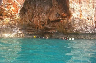 Sinta a brisa do mar em um passeio de barco em chania, faça snorkel guiado na baía de souda, experimente sup ou scooters aquáticos e aproveite frutas frescas. inclui traslado e fotos.