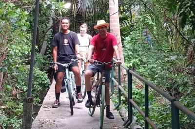 Explore a selva verde de bangkok pedalando bicicletas de bambu, atravesse o rio de barco, aproveite lanches ao ar livre e descubra bang kachao com guia local. inclui bike e almoço.