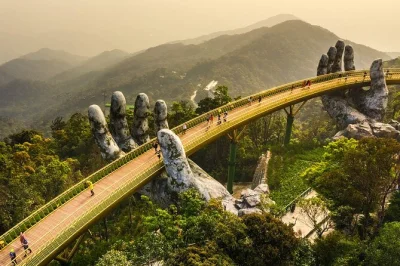 Suba no teleférico mais longo do sudeste asiático até ba na hills, caminhe pela golden bridge, explore a vila francesa e aproveite um almoço buffet. inclui traslado e guia local em inglês.