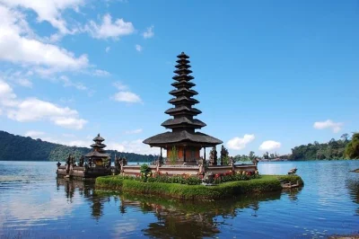 Descubre el templo ulun danu beratan, pasea por las terrazas de arroz de jatiluwih y prueba frutas frescas en el mercado de bedugul. recogida en hotel y entradas incluidas.