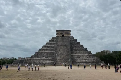 Descubra a magia de chichen itza em um passeio guiado saindo da riviera maya, com transporte, almoço buffet e banho em cenote. garanta sua vaga agora.
