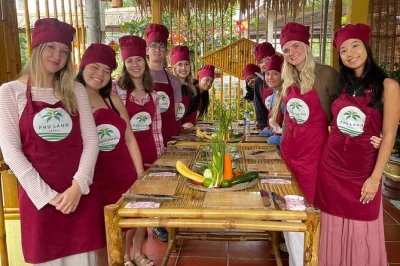 Explore hoi an com passeio pelo mercado local, passeio de barco cesto na vila de coqueiros cam thanh, oficina de lanternas e aula prática de culinária. transporte incluso.