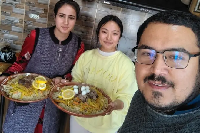 Samarkand cooking class: Make plov and bread with a local family