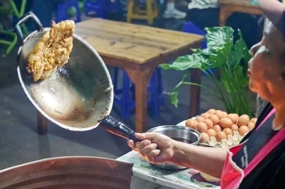 Explore a comida de rua de bangkok de tuk tuk, provando espetinhos, noodles e mango sticky rice. inclui pickup no hotel, guia em inglês e jantar.