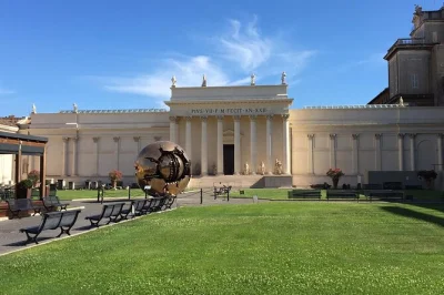 Explore os museus do vaticano e a capela sistina em roma com entrada rápida, acompanhado por um guia local. inclui praça de são pedro e fones oficiais.