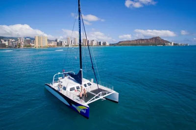 Profitez d’une croisière en catamaran à oahu depuis waikiki, admirez la skyline d’honolulu, savourez un verre sur le pont et détendez-vous avec une équipe locale. option prise en charge dispon