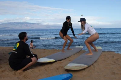 Sinta o pacífico aos seus pés com aulas de surf em grupo na praia de kaanapali, maui. grupos pequenos, instrutores pacientes e todo o equipamento incluso para um começo tranquilo.