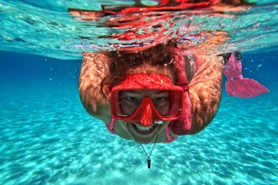 Descubre paros y blue lagoon en un paseo en barco, nada en aguas cristalinas, haz snorkel en calas escondidas y disfruta frutas frescas. incluye equipo y guía local.
