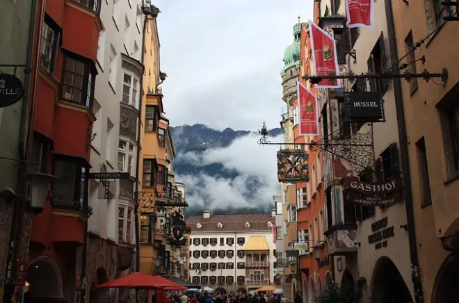 Tour privado em Innsbruck: Telhado dourado e torre da cidade