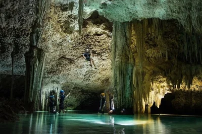 Sinta a pedra calcária sob seus pés, nade nas grutas do rio secreto, pedale pela selva, faça rapel nas lendas maias e deslize na tirolesa com guia local — almoço e equipamentos inclusos.