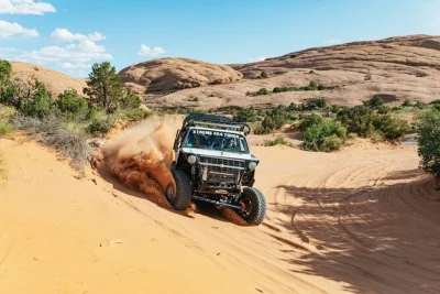 Erlebe die spannung der hell’s revenge strecke in moab bei einer 2-stündigen jeep-tour mit lokalem guide. genieße ausblicke auf die la sal mountains, den colorado river und arches. wasser und snac