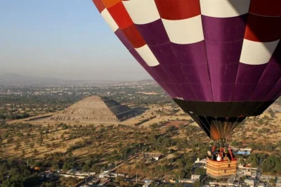 Viva o nascer do sol sobre teotihuacan em um balão, descubra murais antigos, prove pulque local e desfrute de café da manhã e almoço. inclui traslado saindo da cidade do méxico.