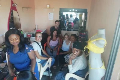 Erlebe cape towns townships langa & khayelitsha, besuche das district six museum, genieße ein gemeinsames mittagessen und entdecke die stadt mit einem lokalen guide – inkl. abholung.