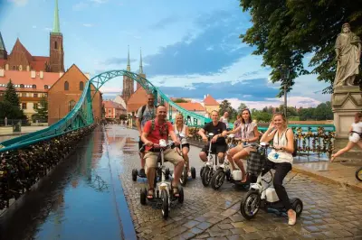 Passeio de e-scooter em Wroclaw: 1,5h em grupo pela história