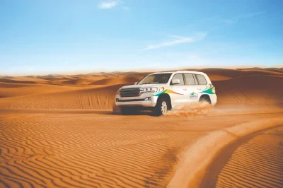 Découvrez l’excitation d’un safari dans le désert de dubaï avec une balade en 4x4 au coucher du soleil, balade à dos de chameau, dîner bbq et spectacles live. transfert hôtel inclus pour une
