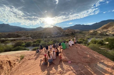 Disfruta del aire del desierto en un tour al atardecer por red rock desde las vegas, con opción a visitar seven magic mountains y caminatas flexibles. incluye recogida.