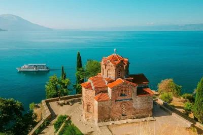 Descubre macedonia del norte en una excursión desde tirana, rodeando el lago ohrid, visitando iglesias antiguas, el monasterio de san naum y la tradicional fabricación de papel. incluye tasas fronte