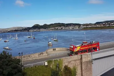 Bus hop-on hop-off à Llandudno : 11 arrêts avec vue en plein air