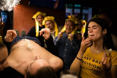 Comece a noite em lisboa com um roteiro privado de bares no bairro alto, shots grátis em cada parada e entrada garantida na balada. guias locais e vibe animada até de madrugada.