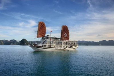 Erlebe den sonnenaufgang über ha long bay, paddel mit dem kajak an perlenfarmen vorbei, erklimme die titop insel und genieße vietnamesische küche auf einer luxuriösen Übernachtungskreuzfahrt. abh