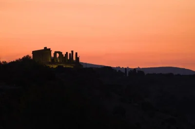 Scopri la valle dei templi al tramonto, passeggiando tra antichi sentieri, ascoltando storie e ammirando i templi illuminati. guida in inglese inclusa.