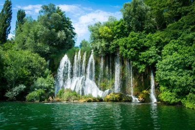 Découvrez les cascades de krka, flânez dans un village dalmate et savourez la tradition lors d’une journée depuis zadar avec accès coupe-file, baignade et guide local.