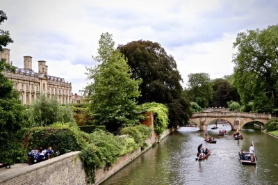 Disfruta de un paseo en punt compartido por los emblemáticos colleges de cambridge, con historias de un guía local y espacio para tu grupo. reserva con antelación para asegurar tu plaza.