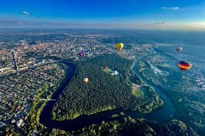 Sobrevuela vilna o trakai en globo aerostático, disfruta de los lagos y el castillo de trakai. incluye recogida en hotel y copa de champagne. grupos pequeños, depende del clima.