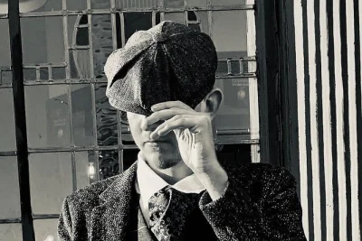 Descubre la historia real de las bandas de birmingham con edward shelby, escucha anécdotas en pubs históricos y recorre las calles que dominaron las slogging gangs. incluye paradas en pubs y guía l