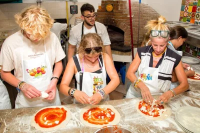 Descubra os segredos da pizza siciliana no coração de taormina. aula prática, vinho, almoço e certificado — ideal para quem ama gastronomia.