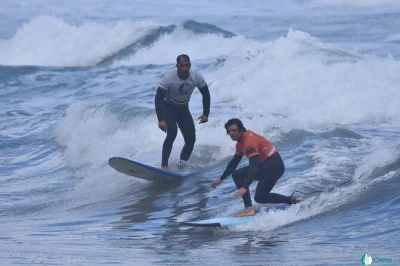 Erlebe die atlantikwellen am famara strand auf lanzarote mit surfkursen von erfahrenen einheimischen. inklusive ausrüstung, transport & persönlicher betreuung in kleinen gruppen.