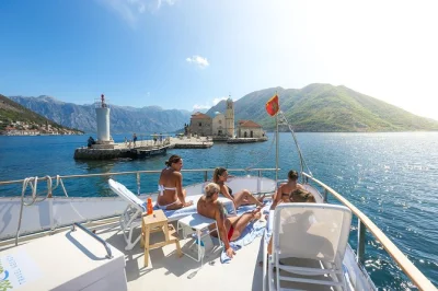 Descubre la bahía de kotor navegando, nada en la cueva azul, explora perast y la isla de nuestra señora de las rocas con guía local, bebidas y parada para almorzar.