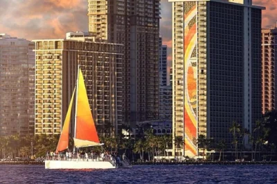Découvrez waikiki au coucher du soleil lors d’une croisière en catamaran pieds nus avec open bar, cocktails locaux et ambiance conviviale. inclus boissons, 1h30 de navigation et embarquement facil