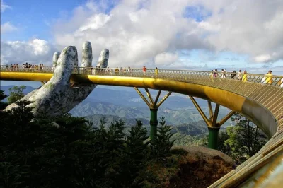 Explore a golden bridge, caminhe pelas ruas da vila francesa e aproveite o teleférico em um tour privativo em ba na hills, com traslado e horário flexível.