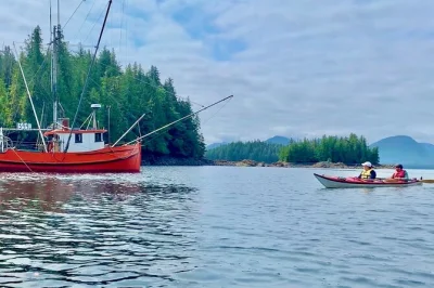 Descubra o lado selvagem de ketchikan com um passeio de caiaque em grupo pequeno na orca cove. inclui transporte de barco, petiscos de salmão defumado e guia local. máx 6 pessoas.