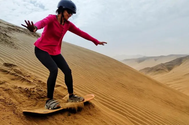 Lezione di sandboarding nel deserto vicino Lima con pick-up