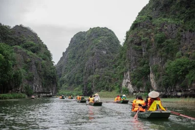 Descubre el campo de vietnam en una excursión desde hanoi: templos en hoa lu, paseo en barco por tam coc y subida a mua cave. incluye almuerzo y recogida en hotel.