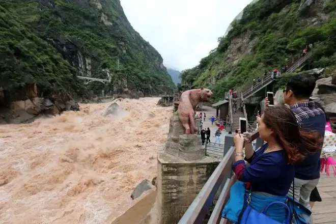 De Lijiang a Shangri-La com parada no desfiladeiro Tiger Leaping