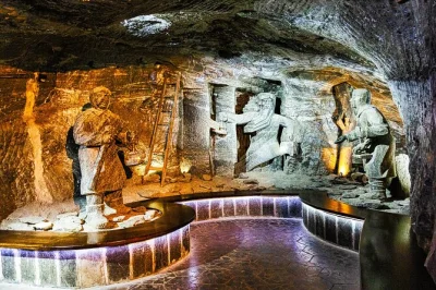 Scendi nella salina di wieliczka a krakow con biglietto salta fila, scopri cappelle e sculture di sale, e visita con guida locale. include ingresso e tour guidato.