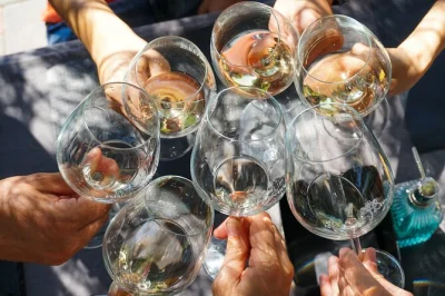 Descubra as vinícolas de nemea saindo de atenas. prove mais de 10 vinhos, caminhe pelos vinhedos e desfrute de um almoço de frutos do mar no porto de corinto. tour de vinho em grupo pequeno.