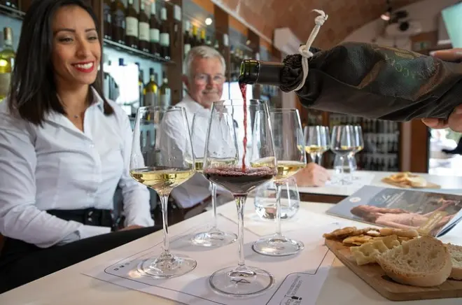 Dégustation de Vernaccia et spécialités à San Gimignano