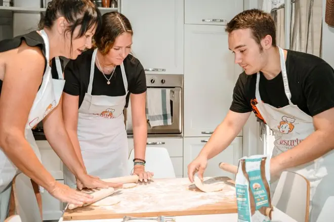 Aula de pasta e tiramisu no Lago Maggiore: Cozinha prática