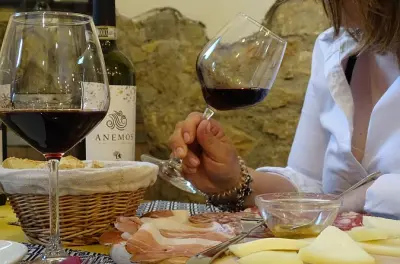 San Gimignano: Familienweingut mit Weinprobe und lokalen Spezialitäten