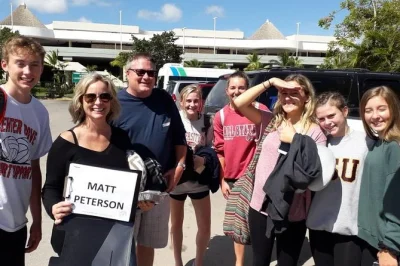 Chegando em punta cana? relaxe com transfer privado do aeroporto até seu hotel ou airbnb, com motorista local, pickup flexível e atendimento para famílias e grupos.