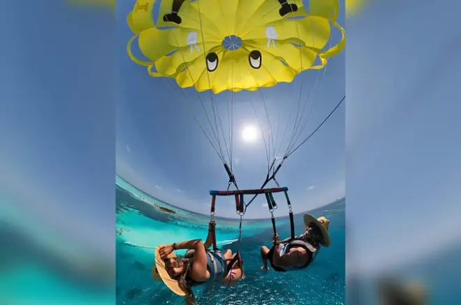 Parasailing in San Andrés: 15-minute flight over the sea