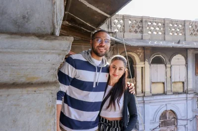Découvrez delhi ancien avec un guide local, dégustez des parathas mythiques, balade en rickshaw jusqu’au marché aux épices khari baoli et visite de la jama masjid. prise en charge incluse.